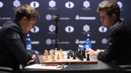 El campeón reinante Magnus Carlsen de Noruega (der) y el pretendiente al trono Sergei Karjakin, de Rusia.