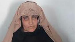 Retrato de Sharbat Gula detenida