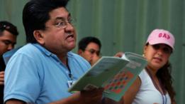 Un hombre latino estudia inglés en una escuela de Miami, Florida, Estados Unidos.