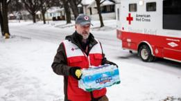 Un operario de Cruz Roja entrega agua en el estado de Oregón, en medio de una emergencia sanitaria en enero de 2016