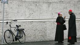 Dos cardenales hablando en las calles del Vaticano.