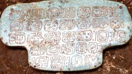 Símbolos grabados en el colgante de jade