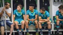 jugadores de Chapecoense conversando con el sobreviviente Helio Neto.