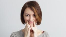 Mujer fingiendo una sonrisa