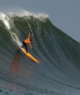 Surfista hombre en el torneo por invitación de Mavricks