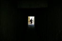 Monje niño corriendo para llegar a clase.