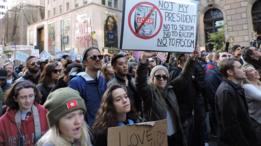 Тысячи людей в Нью-Йорке приняли участие в марше на Трамп-тауэр