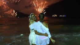 Dos jóvenes en la playa de Copacabana