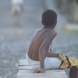 Niño de espaldas