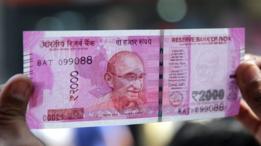 Billete con la imagen de Ghandi