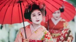 Dos geishas con sombrillas