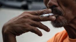 Hombre fumando cigarrillo.