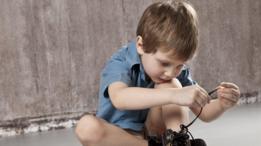 Niños atándose los cordones.