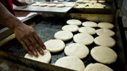 Un budare con arepas