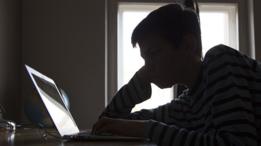 sombra de un joven en internet