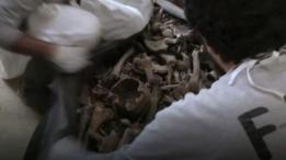 Huesos encontrados en el lugar en el que existió Dos Erres, en Petén, Guatemala.