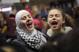 Dos mujeres protestan contra la orden ejecutiva del presidente de EE.UU., Donald Trump, en el aeropueto de Chicago.