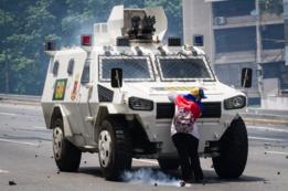 Una mujer frente a una tanqueta en el centro de Caracas durante una manifestación contra el gobierno de Venezuela el 19 de abril de 2017.