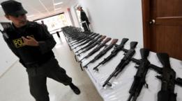 Fusiles AK-47 incautados en 2008 a una estructura llamada Águilas Negras.