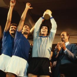 Zoff levantando la copra el mundo