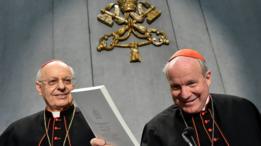 Cardenal Christoph Schonborn con una copia de la Amoris laetitia en la mano.