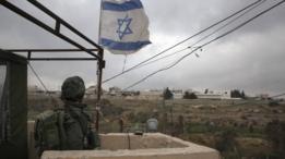 جندي إسرائيلي يحرس مستوطنة بالضفة الغربية