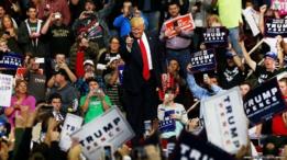 Donald Trump rodeado de gente.