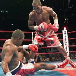 Hopkins encara a uTrinidad, que está en el suelo.
