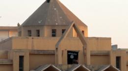 Bandera de Estado Islámico en una iglesia de Raqa, Syria.