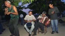 Un grupo cantando vallenato