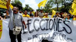 Opositores venezolanos protestan para exigir la convocatoria a elecciones.