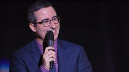 John Oliver haciendo stand up.