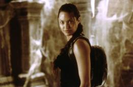 Angelina Jolie caracterizada como Lara Croft