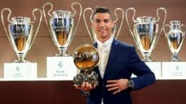 Cristiano Ronaldo con el premio Balón de Oro.