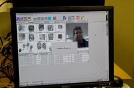 Verificando las huellas dactilares de un ciudadano mexicano, Nicolas Neri-Jorge, en San Diego, California, EE.UU.