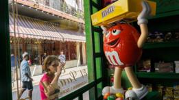 Muñeco de M&Ms en una tienda de La Habana.