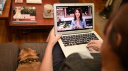 Persona viendo un video en Youtube.