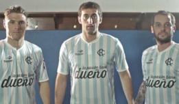 jugadores con camisetas tipo retro