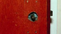 Puerta del cuarto de la víctima sin perilla
