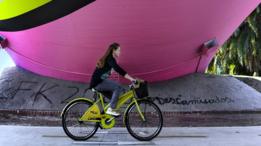 Una mujer monta una ecobici en Buenos Aires.