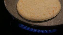 Arepa colombiana en un budare