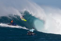 Paige Alms participa en el primer evento oficial del circuito femenino de olas grandes en Haw'ai en 2016.