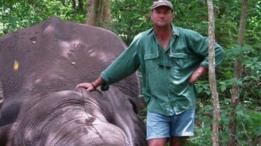 Theunis Botha junto a un elefante muerto.