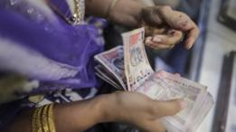 Mujer con billetes en la mano