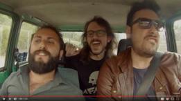 Captura de pantalla de los italianos en el auto.