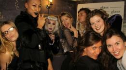 Evie Prichard con amigos en una fiesta.