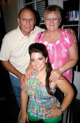 Jennifer con sus padres, Sharon y Gerald Bricker