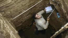 Estudiante Mario Borrero en una fosa durante excavaciones