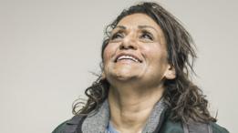 Mujer sonriente, feliz