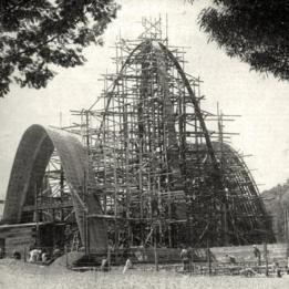 Construcción del a Capilla de los Santos Apóstoles en el Gimnasio Moderno, 1954.